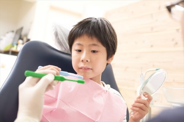 歯の磨き方を教わる子供