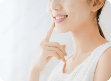 綺麗な白い歯の女性