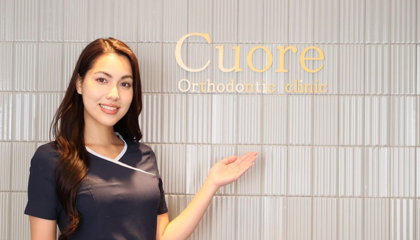 Cuore矯正歯科を案内する女性