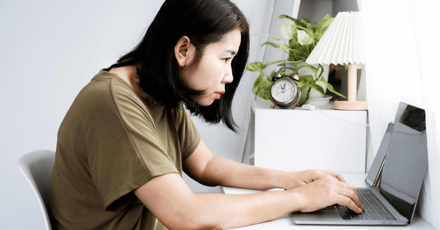 姿勢の悪い女性
