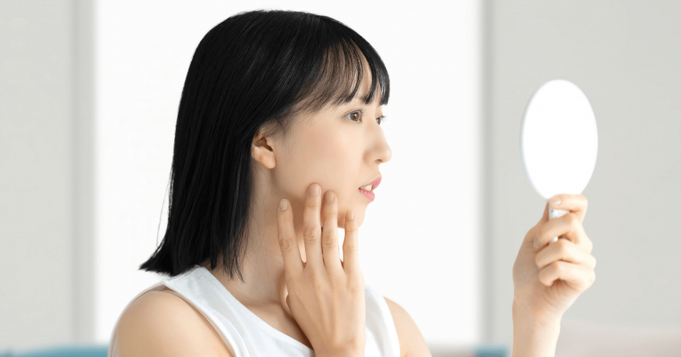 鏡を見る女性