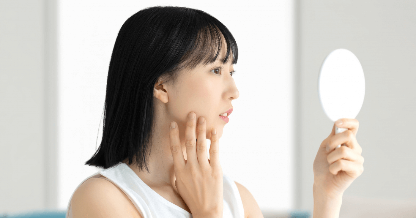 鏡を見る女性