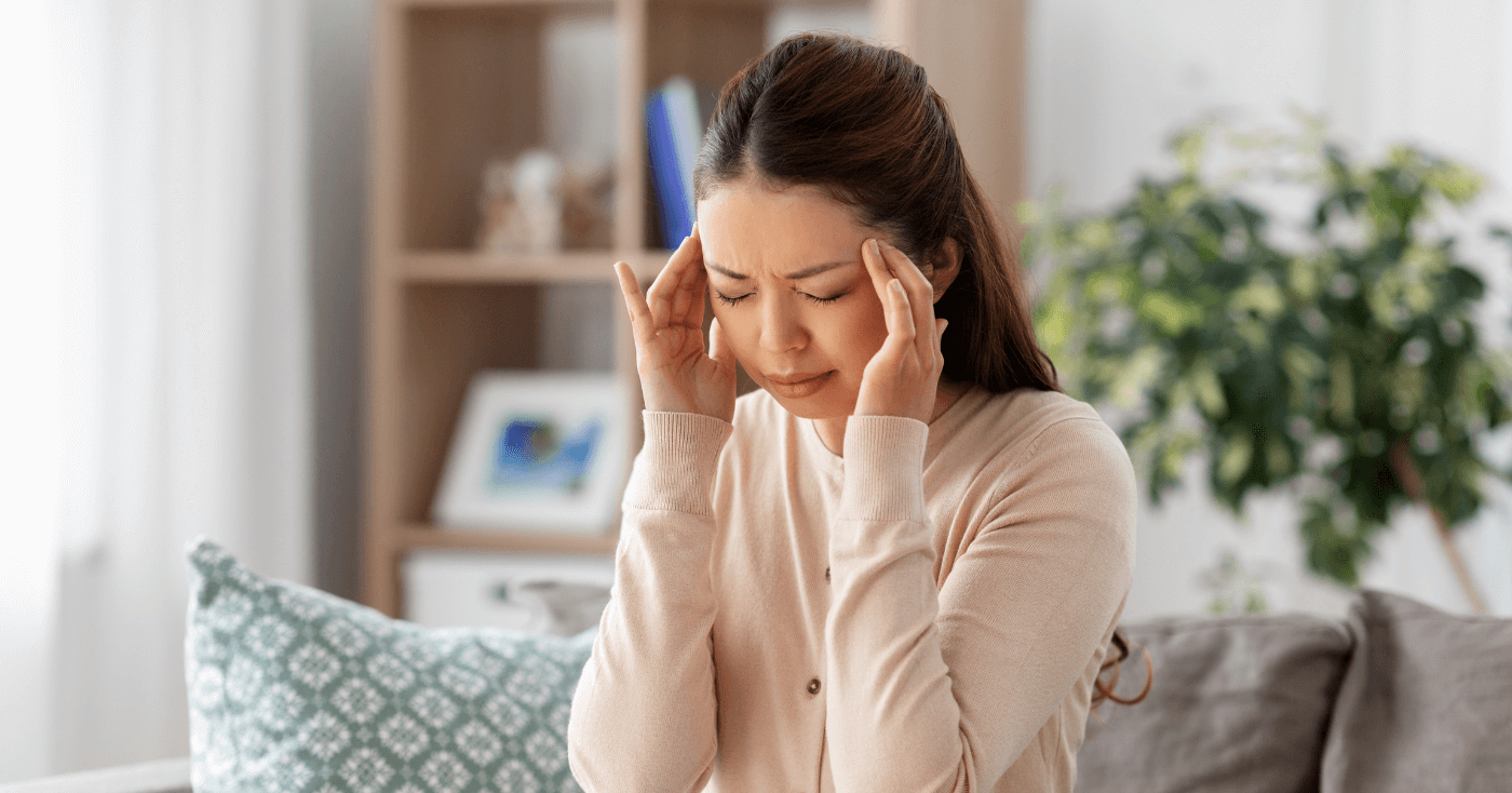 頭痛に悩む女性
