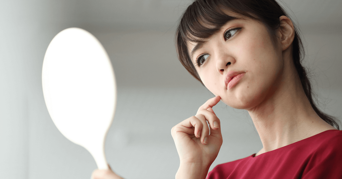 鏡を見る女性