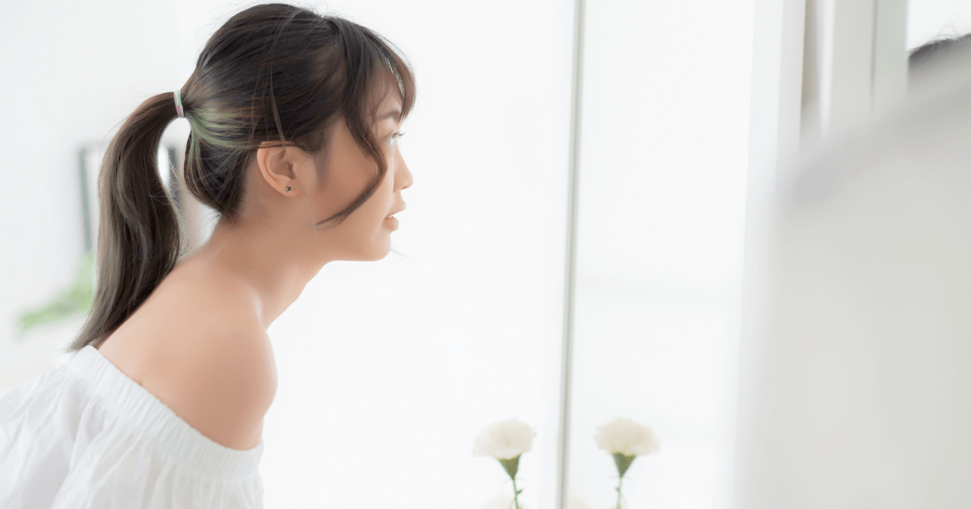 鏡を見てチェックする女性