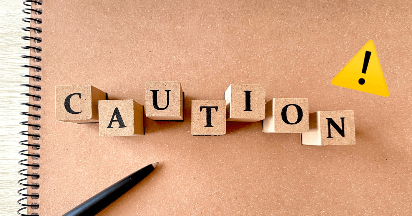CAUTIONと書かれた木のブロック