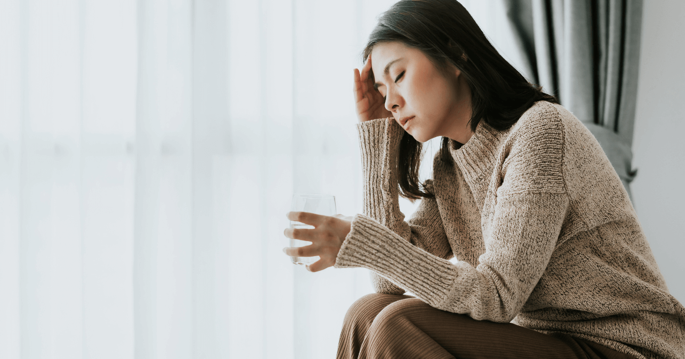 頭痛に悩む女性