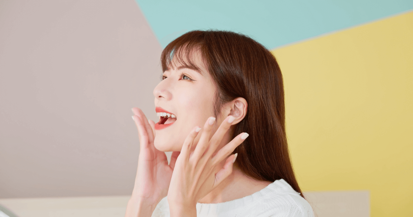 笑顔で喋る女性