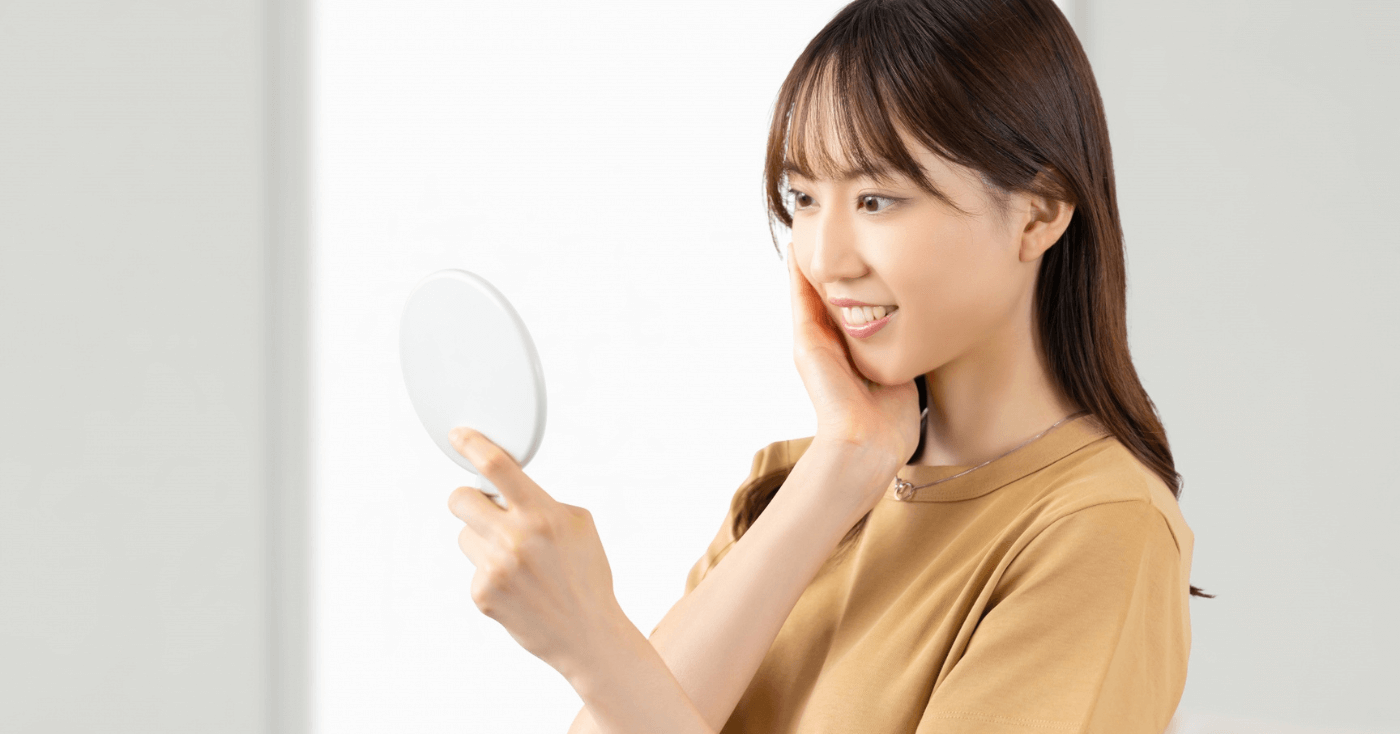 鏡を見る女性