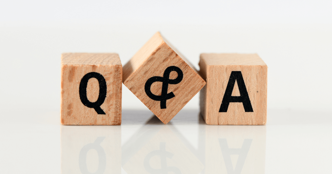Q&Aと書かれた木のブロック