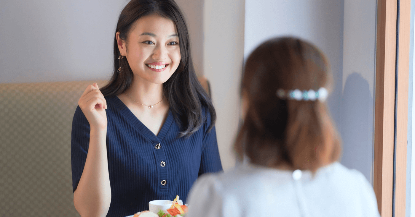 食事を楽しむ女性たち