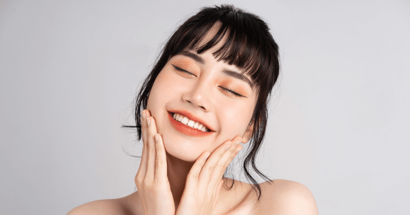 笑顔で微笑む女性