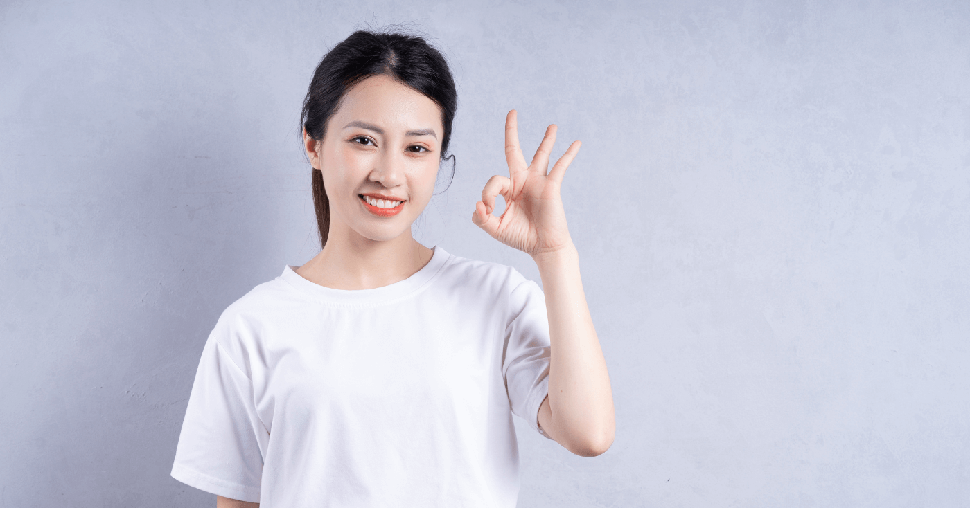笑顔でOKとする女性