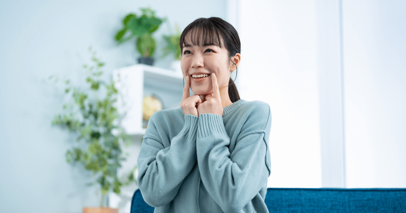 口角を上げている女性