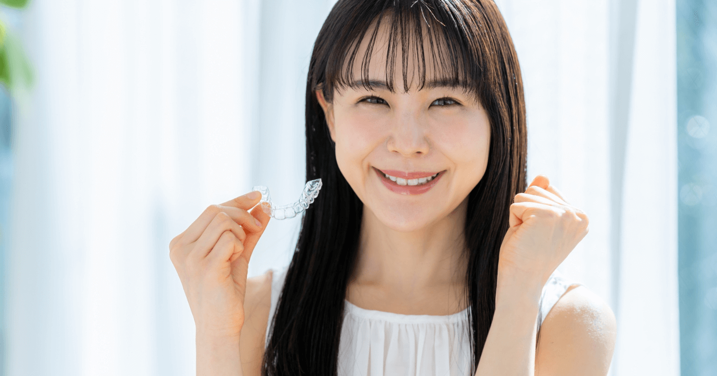 笑顔でマウスピースを持つ女性